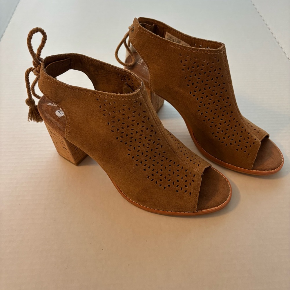 TOMS Elba Suede Open Toe Cork Heel Tassel Tie size 9 1/2 NWT